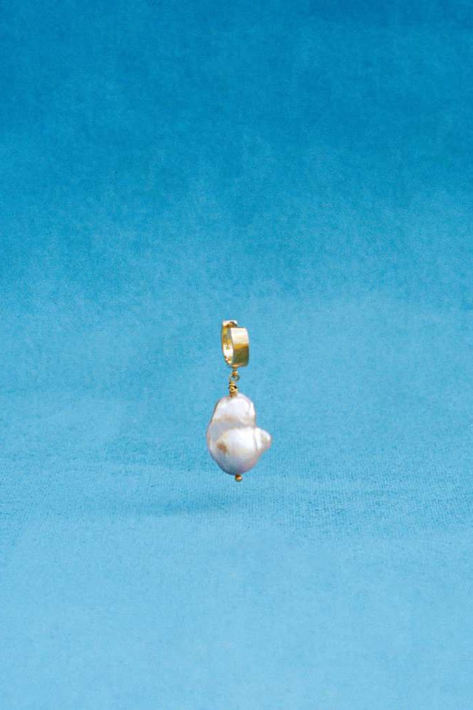A Sinner in Pearls New London Jewelry Brand Men in Pearl Necklaces Bracelets Earrings Drops