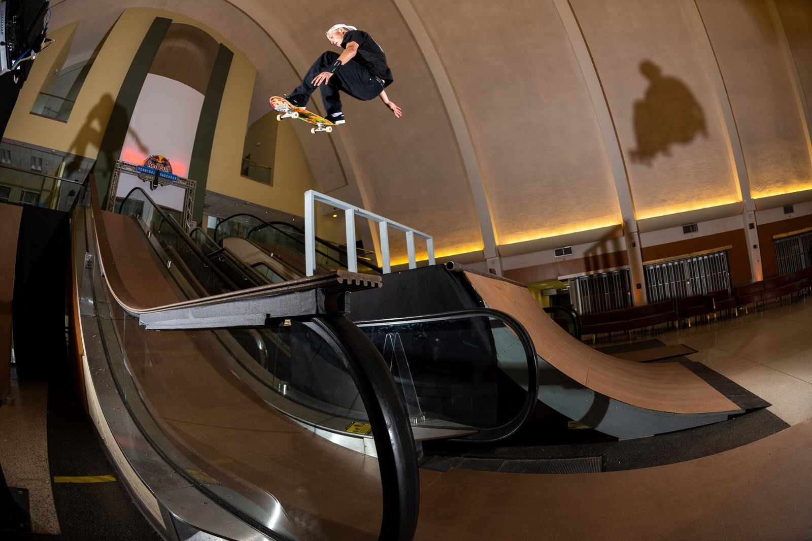 Jake Wooten patina aeroporto abandonado na aquisição do terminal da Red Bull