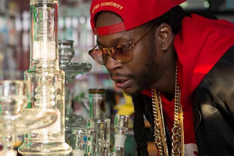 2-chainz-smokes-out-of-a-10000-usd-bong-for-most-expensivest-shit-0