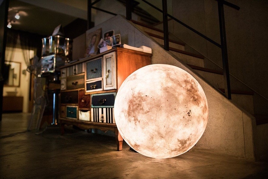 acorn-studio-luna-moon-lamp-0