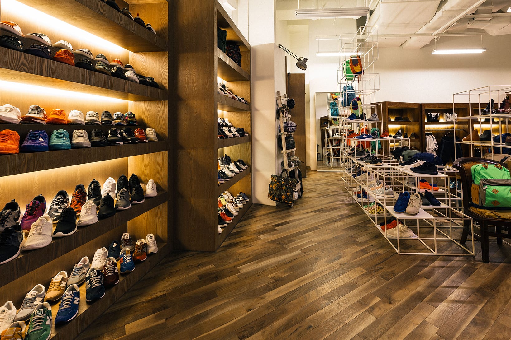 Sneakers магазин кроссовок. Дизайн магазина кроссовок. Кроссовки внутри. Дизайн магазина с кроссовками. Дизайн для кроссовки магазина.