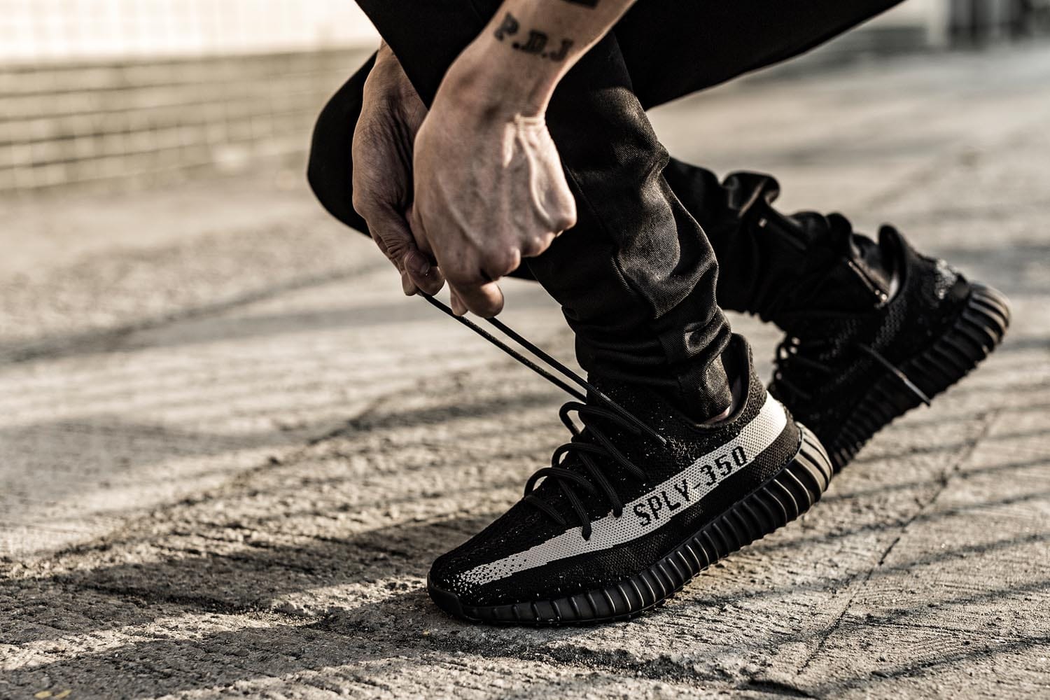 350 yeezy black and white