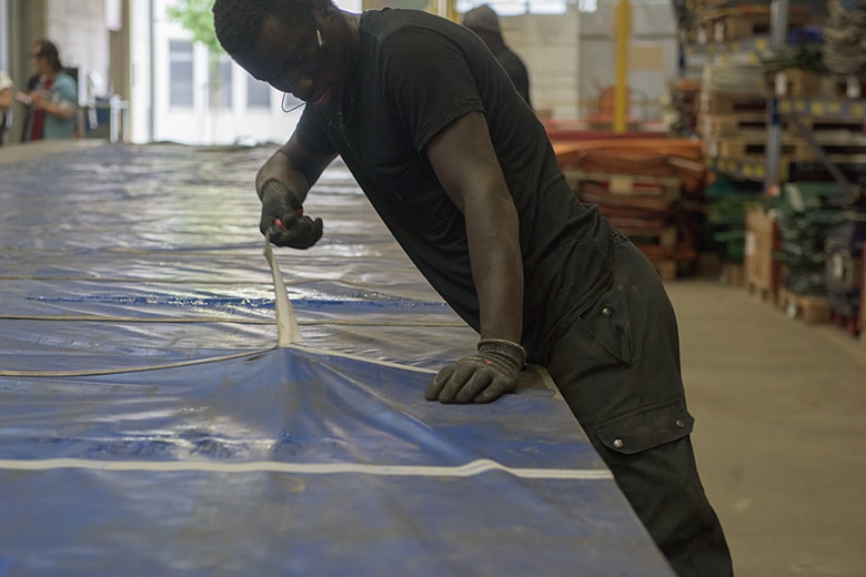 Factory: トラックタープの行方は？ FREITAG の工場の全貌を知る