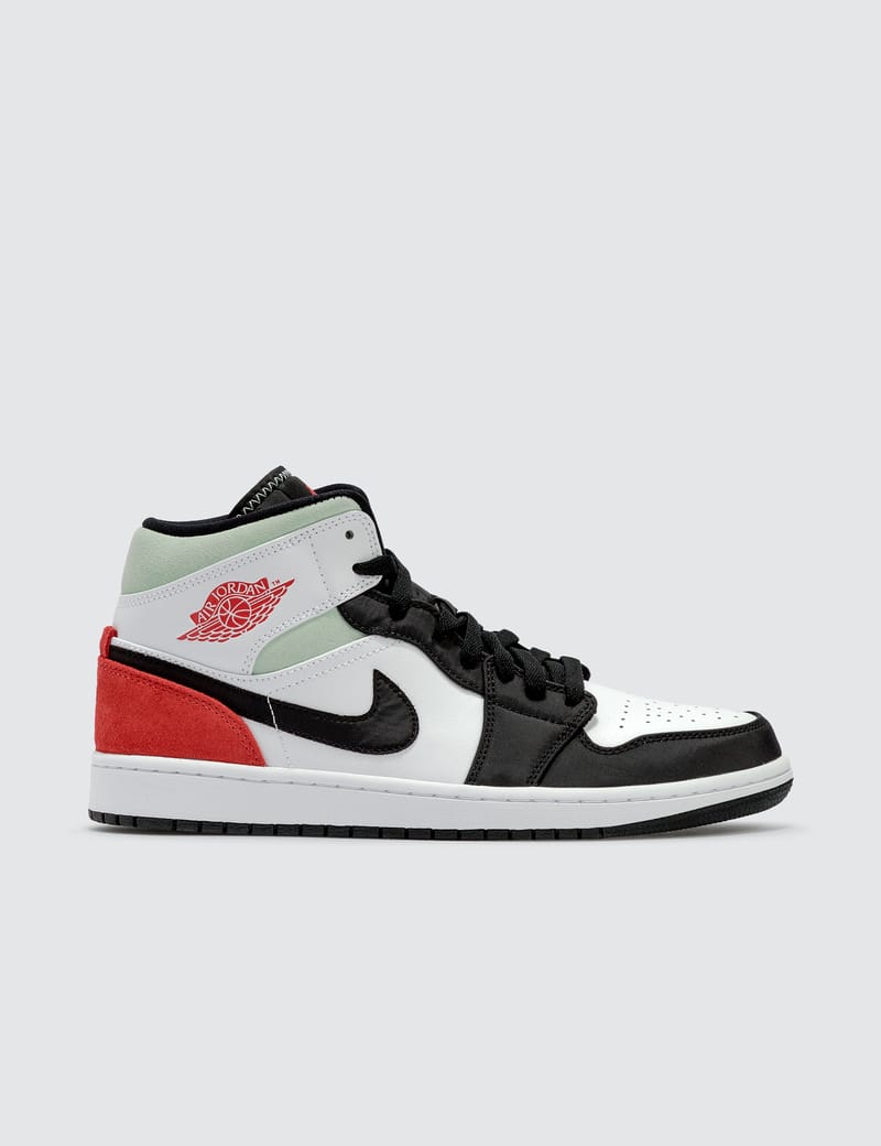 jordan retro 1 mid se