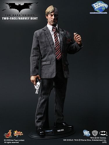 Harvey Dent "Two Face" Figure by Hot Toys - A Closer Look
