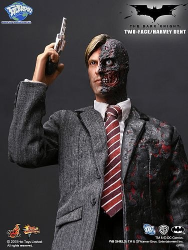 Harvey Dent "Two Face" Figure by Hot Toys - A Closer Look