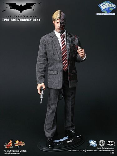 Harvey Dent "Two Face" Figure by Hot Toys - A Closer Look