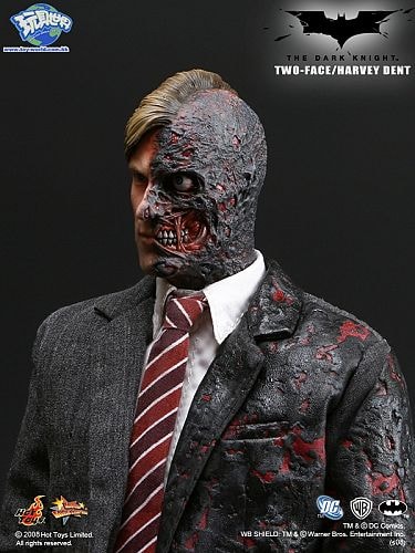 Harvey Dent "Two Face" Figure by Hot Toys - A Closer Look