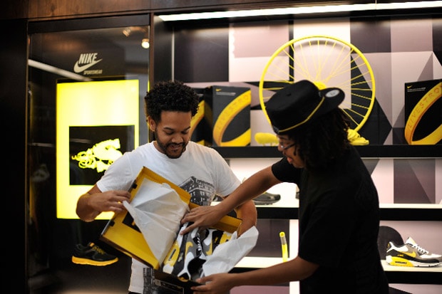 nike-livestrong-air-max-shoe-gallery-release-1