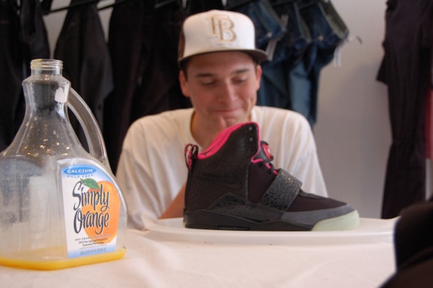 standard-nik-air-yeezy-black-pink-release-1
