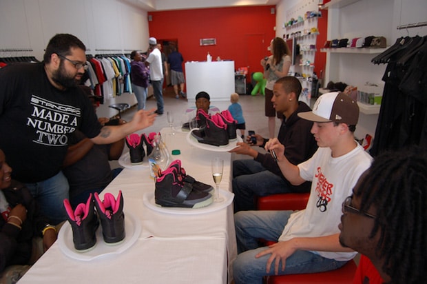 standard-nik-air-yeezy-black-pink-release-1