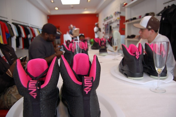 standard-nik-air-yeezy-black-pink-release-1