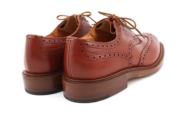 ships-jet-blue-trickers-wingtip