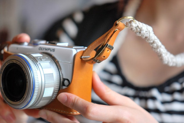Roberu Olympus Pen Lite E-PL1 Holder & Strap Set