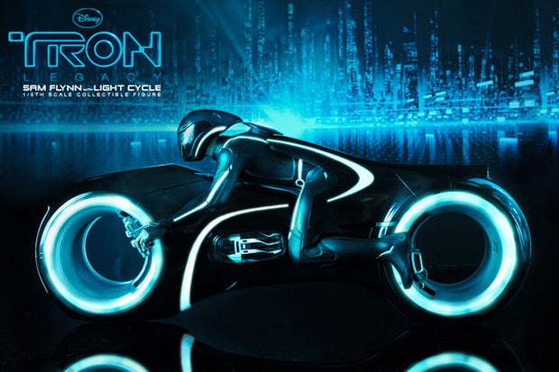Hot Toys TRON: LEGACY Sam Flynn with Light Cycle
