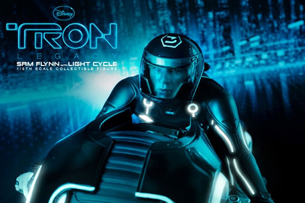Hot Toys TRON: LEGACY Sam Flynn with Light Cycle