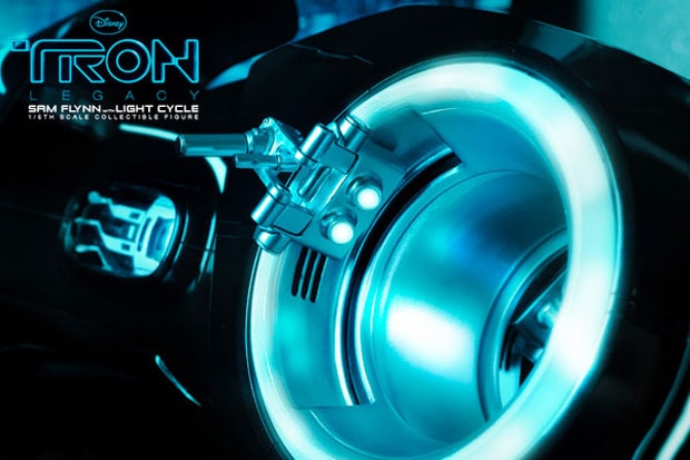 Hot Toys TRON: LEGACY Sam Flynn with Light Cycle