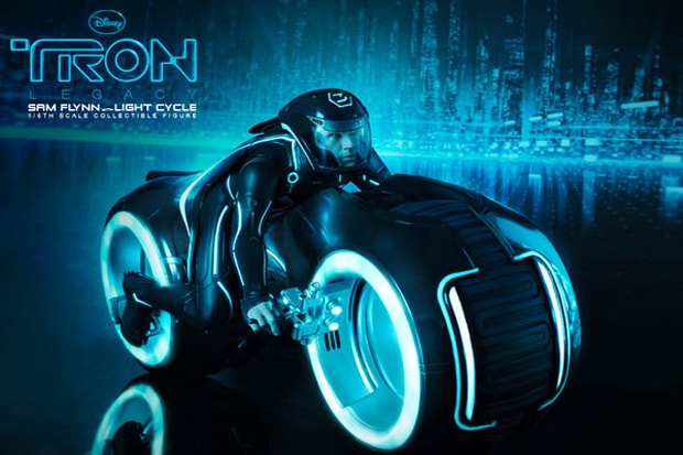 Hot Toys TRON: LEGACY Sam Flynn with Light Cycle