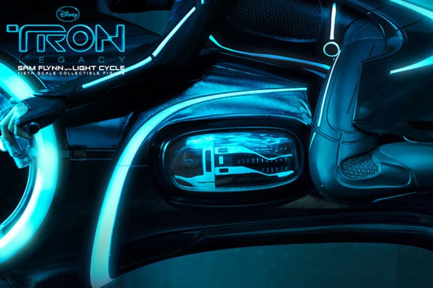 Hot Toys TRON: LEGACY Sam Flynn with Light Cycle