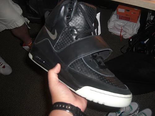 Air yeezy 2024 1 black glow