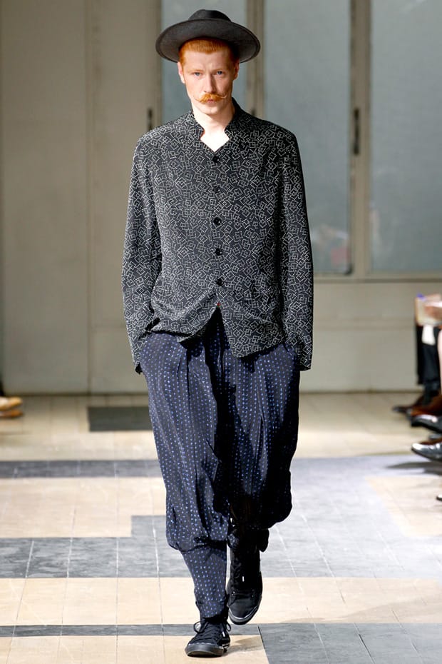 Yohji Yamamoto 服 Yohji Yamamoto Fall 2012 Menswear Collection | Vogue