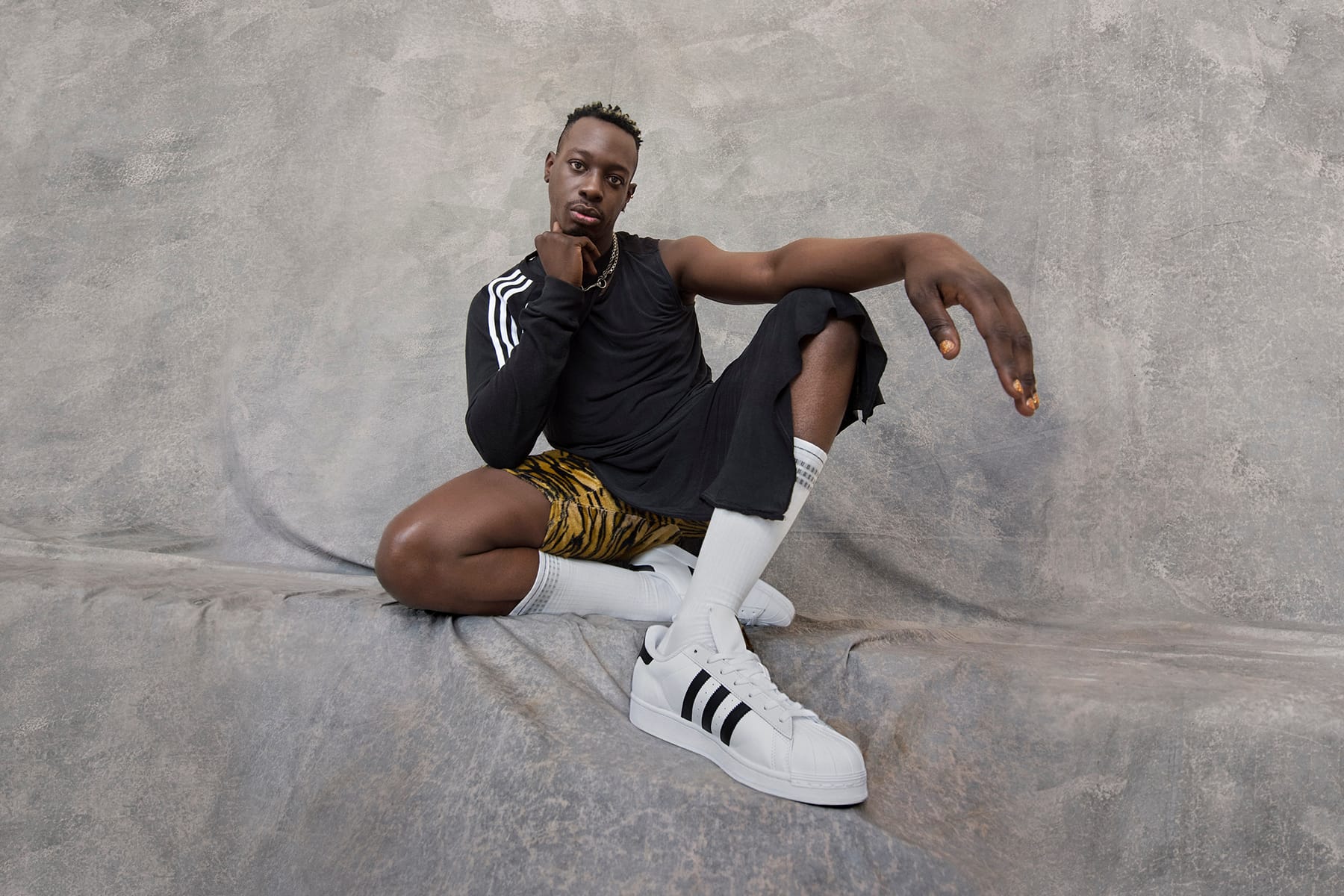 Адидас певец. Adidas campaign Originals. Adidas Originals Superstar. Реклама адидас. Спортсмен в кроссовках.