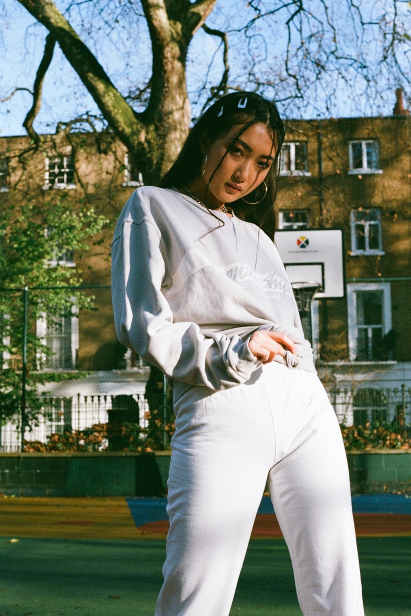 Editorial womens fashion 2018 NYC Brooklyn retro 90s reebok nike air max 95 sade T-shirt