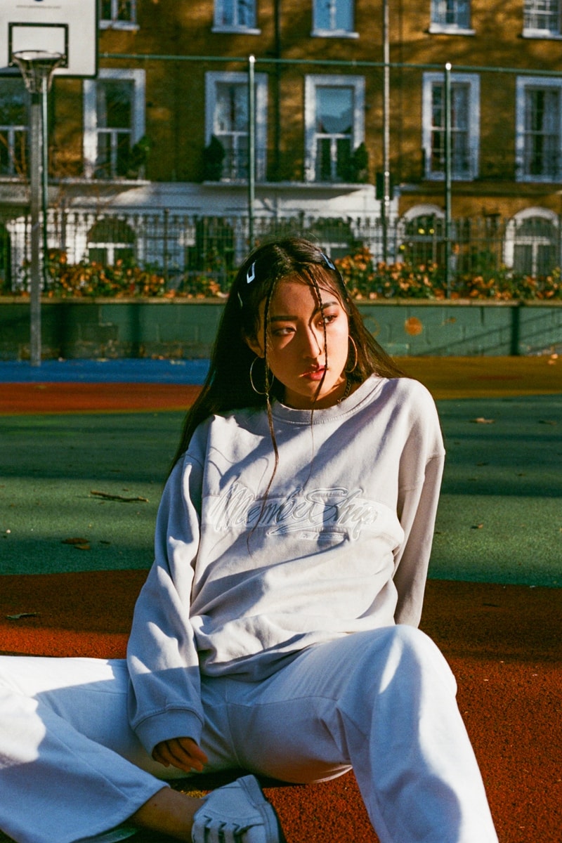 Editorial womens fashion 2018 NYC Brooklyn retro 90s reebok nike air max 95 sade T-shirt
