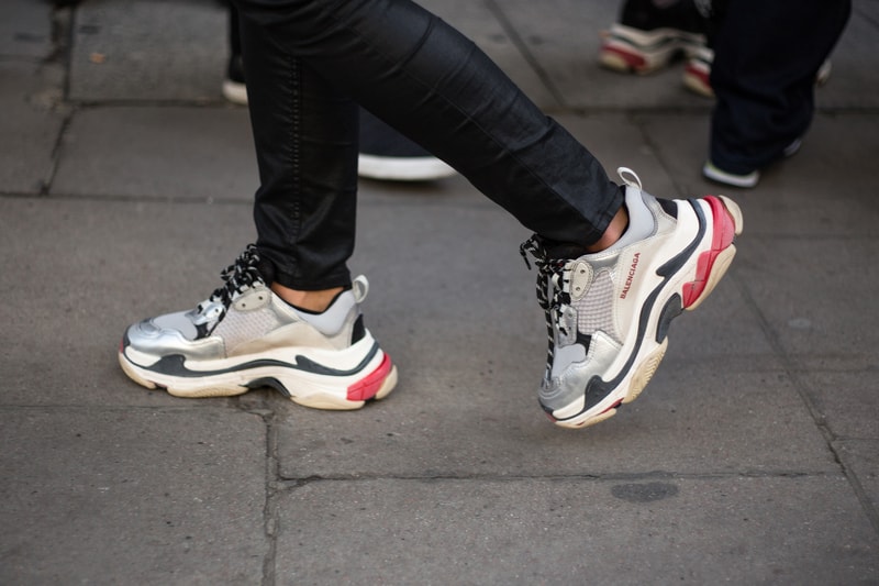 London Fashion Week LFW 2018 Streetsnaps street style off-white balenciaga triple s burberry gucci supreme louis vuitton sneakers jw anderson bags accessories