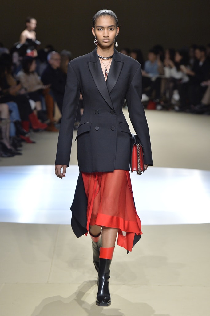 Alexander McQueen Fall/Winter 2018 Runway Paris Fashion Week Collection