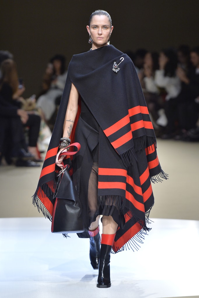 Alexander McQueen Fall/Winter 2018 Runway Paris Fashion Week Collection