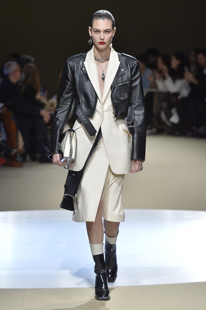 Alexander McQueen Fall/Winter 2018 Runway Paris Fashion Week Collection