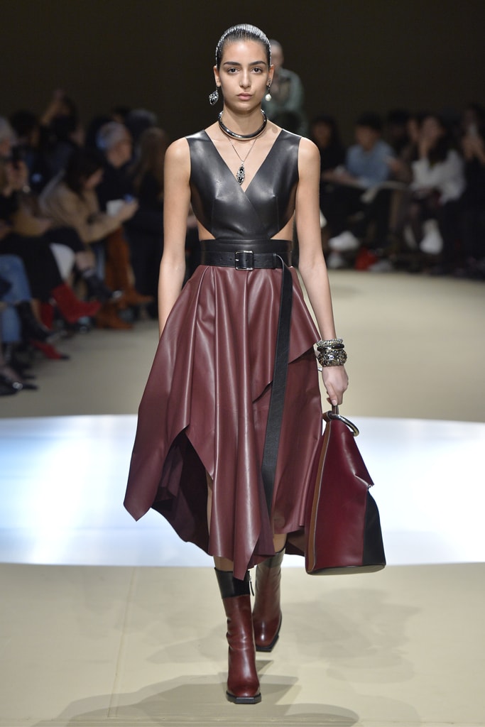 Alexander McQueen Fall/Winter 2018 Runway Paris Fashion Week Collection