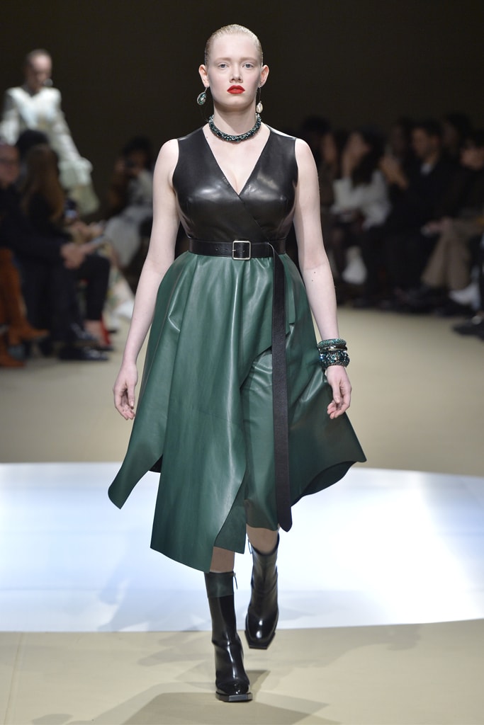 Alexander McQueen Fall/Winter 2018 Runway Paris Fashion Week Collection