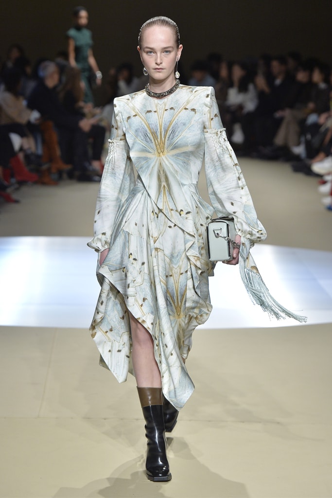 Alexander McQueen Fall/Winter 2018 Runway Paris Fashion Week Collection