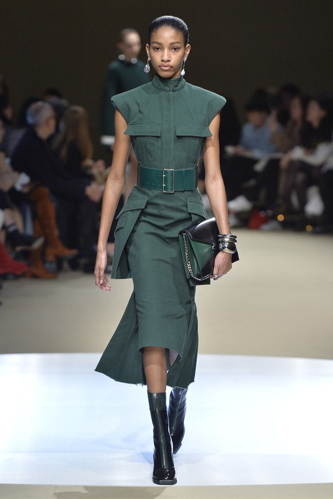 Alexander McQueen Fall/Winter 2018 Runway Paris Fashion Week Collection