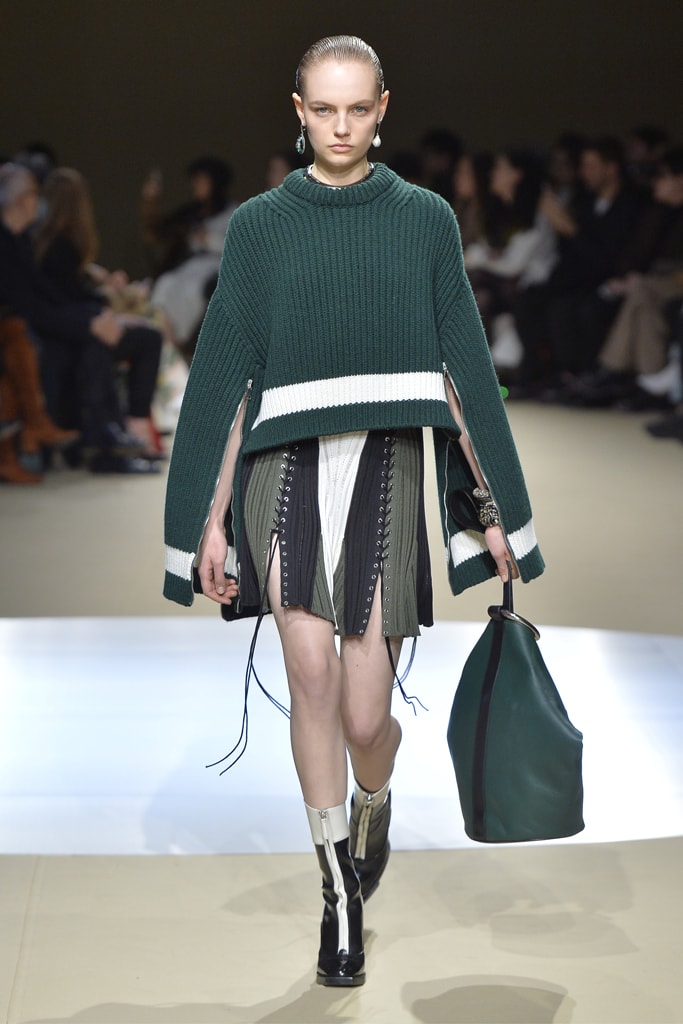 Alexander McQueen Fall/Winter 2018 Runway Paris Fashion Week Collection