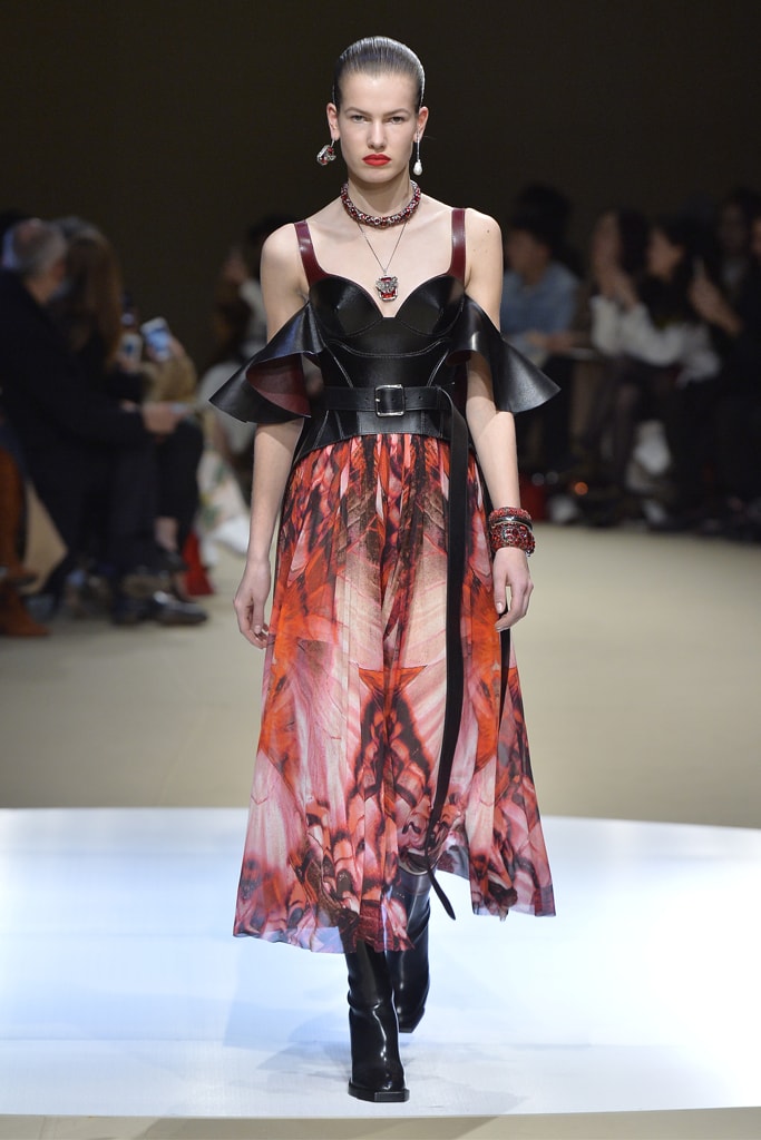 Alexander McQueen Fall/Winter 2018 Runway Paris Fashion Week Collection