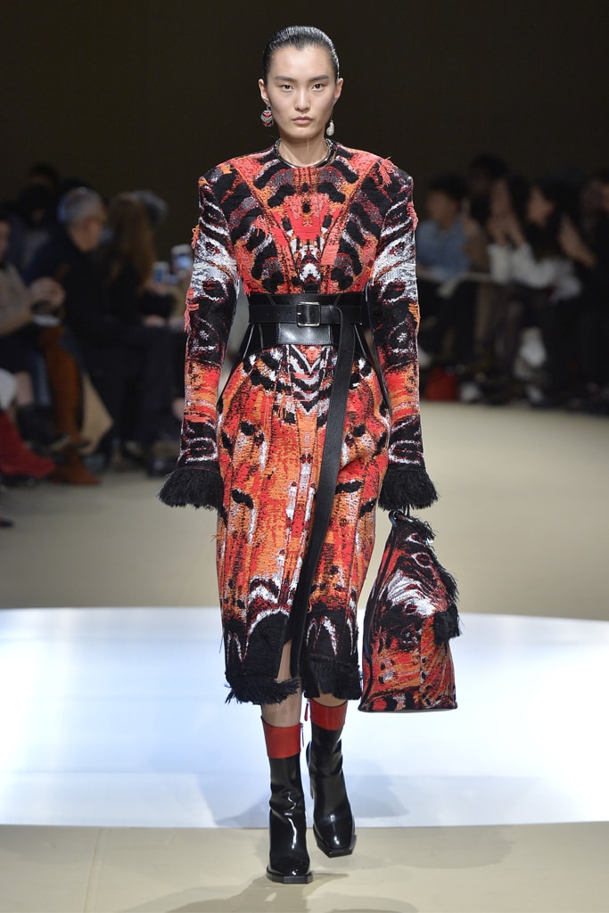 Alexander McQueen Fall/Winter 2018 Runway Paris Fashion Week Collection