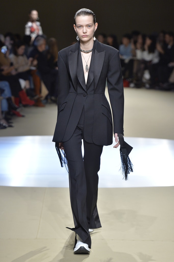 Alexander McQueen Fall/Winter 2018 Runway Paris Fashion Week Collection