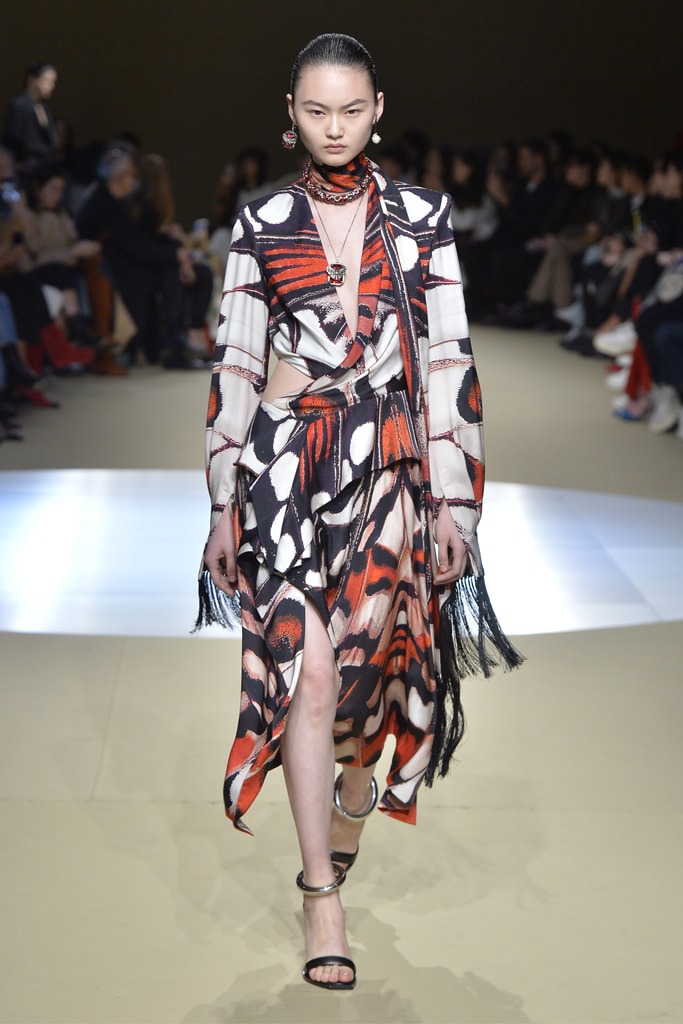 Alexander McQueen Fall/Winter 2018 Runway Paris Fashion Week Collection