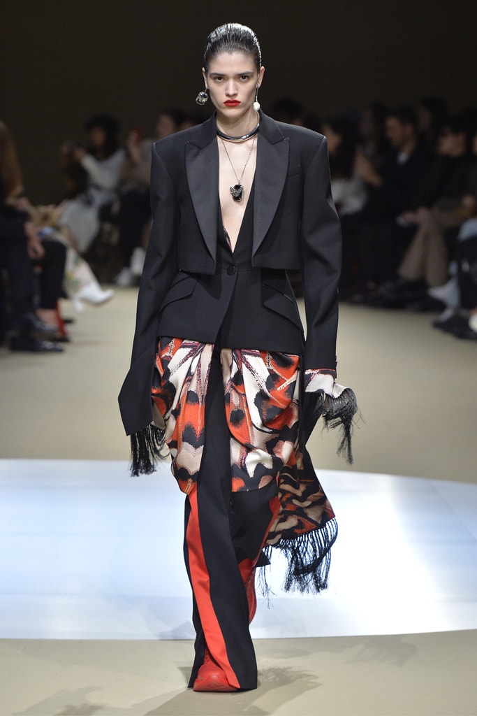 Alexander McQueen Fall/Winter 2018 Runway Paris Fashion Week Collection