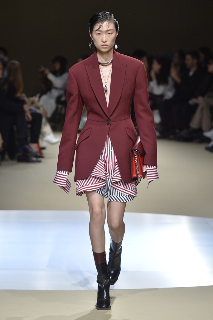 Alexander McQueen Fall/Winter 2018 Runway Paris Fashion Week Collection