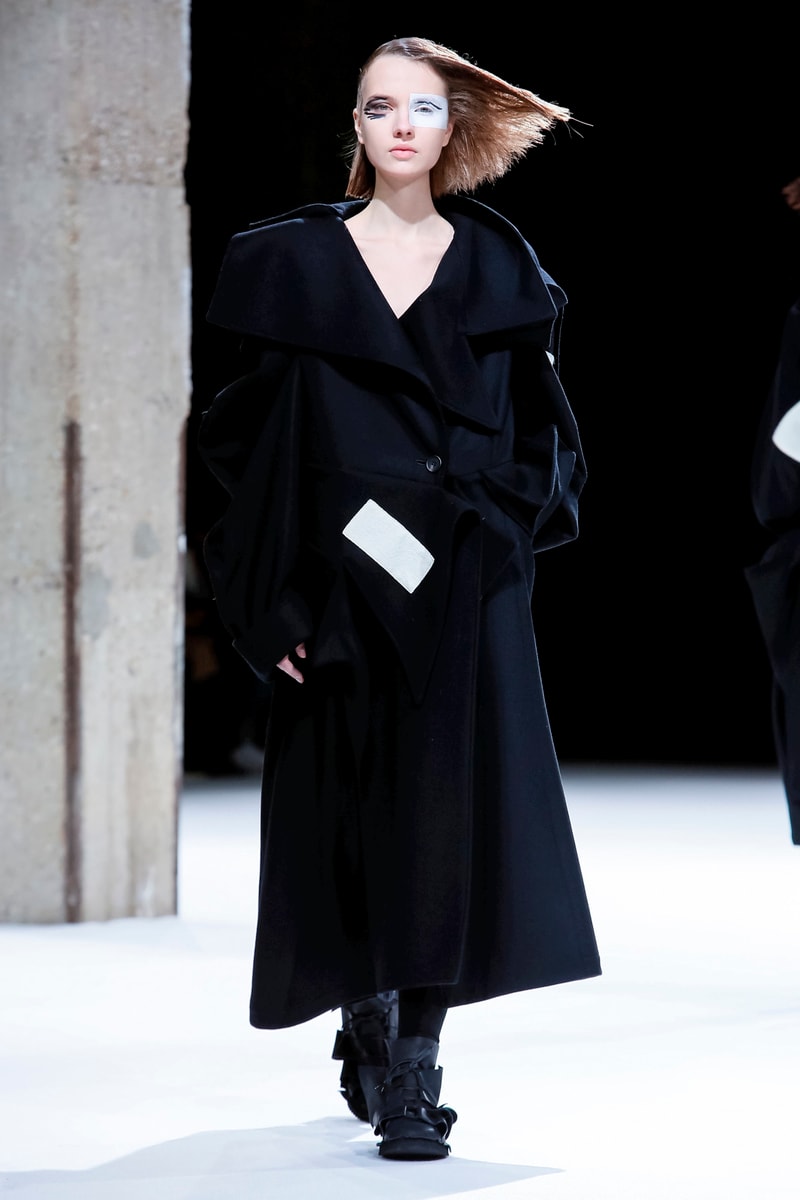 Yohji Yamamoto Fall Winter 2018 Paris Fashion Week Show Collection