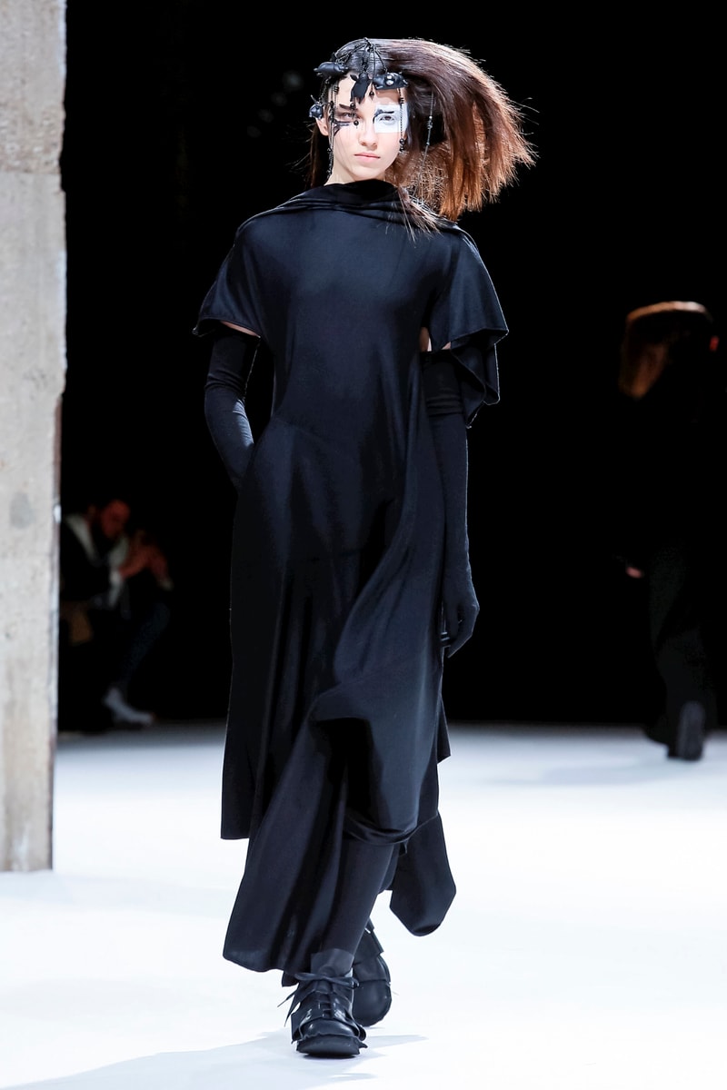 Yohji Yamamoto Fall Winter 2018 Paris Fashion Week Show Collection
