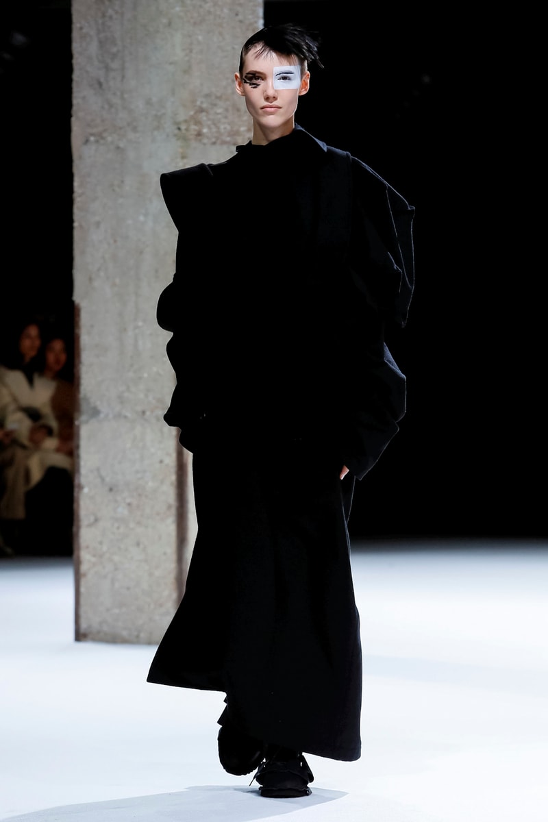 Yohji Yamamoto Fall Winter 2018 Paris Fashion Week Show Collection
