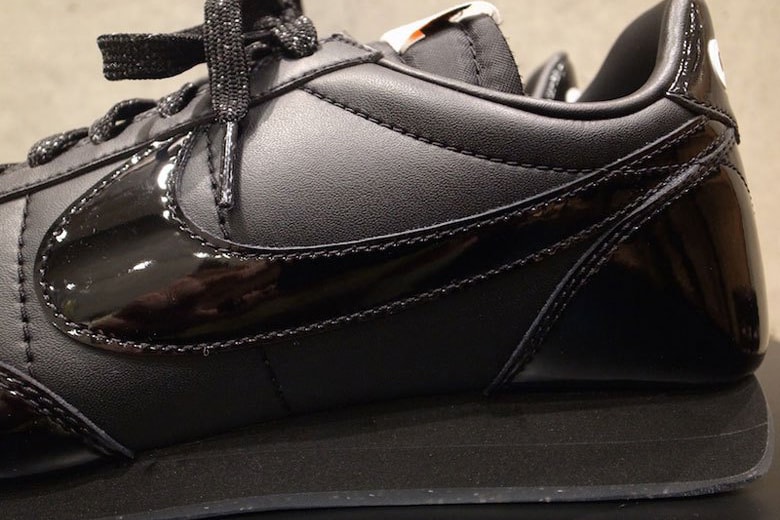 COMME des GARÇONS x Nike Night Track Sneaker CDG Triple Black Silhouette Retro Footwear Glitter