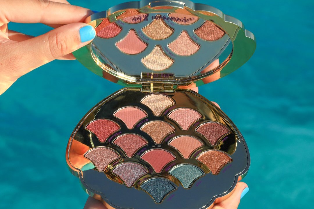 KKW Beauty Kim Kardashian Blue Eyeshadow Mario Dedivanovic