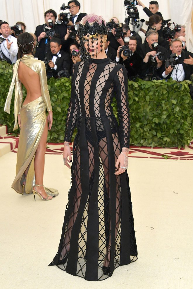 Met gala 2018 Red Carpet Rihanna Kylie Jenner Kim Kardashian SZA Katy Perry Zendaya Bella Hadid Travis Scott Vogue Anna Wintour Cardi B
