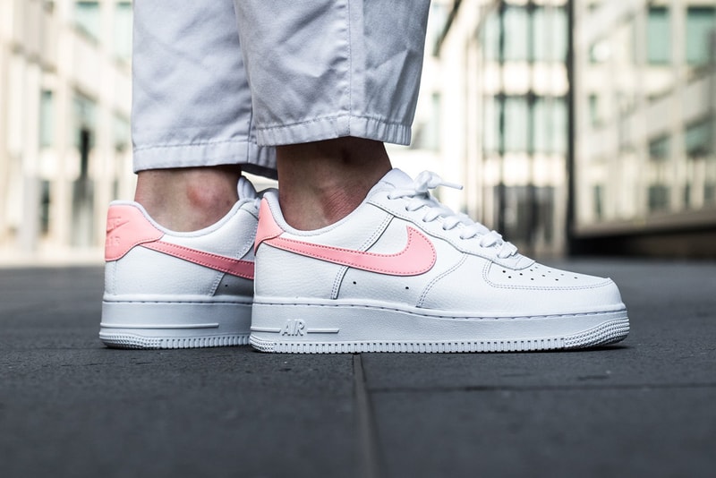 Nike Air Force 1 Women White Oracle Pink Swoosh Titolo